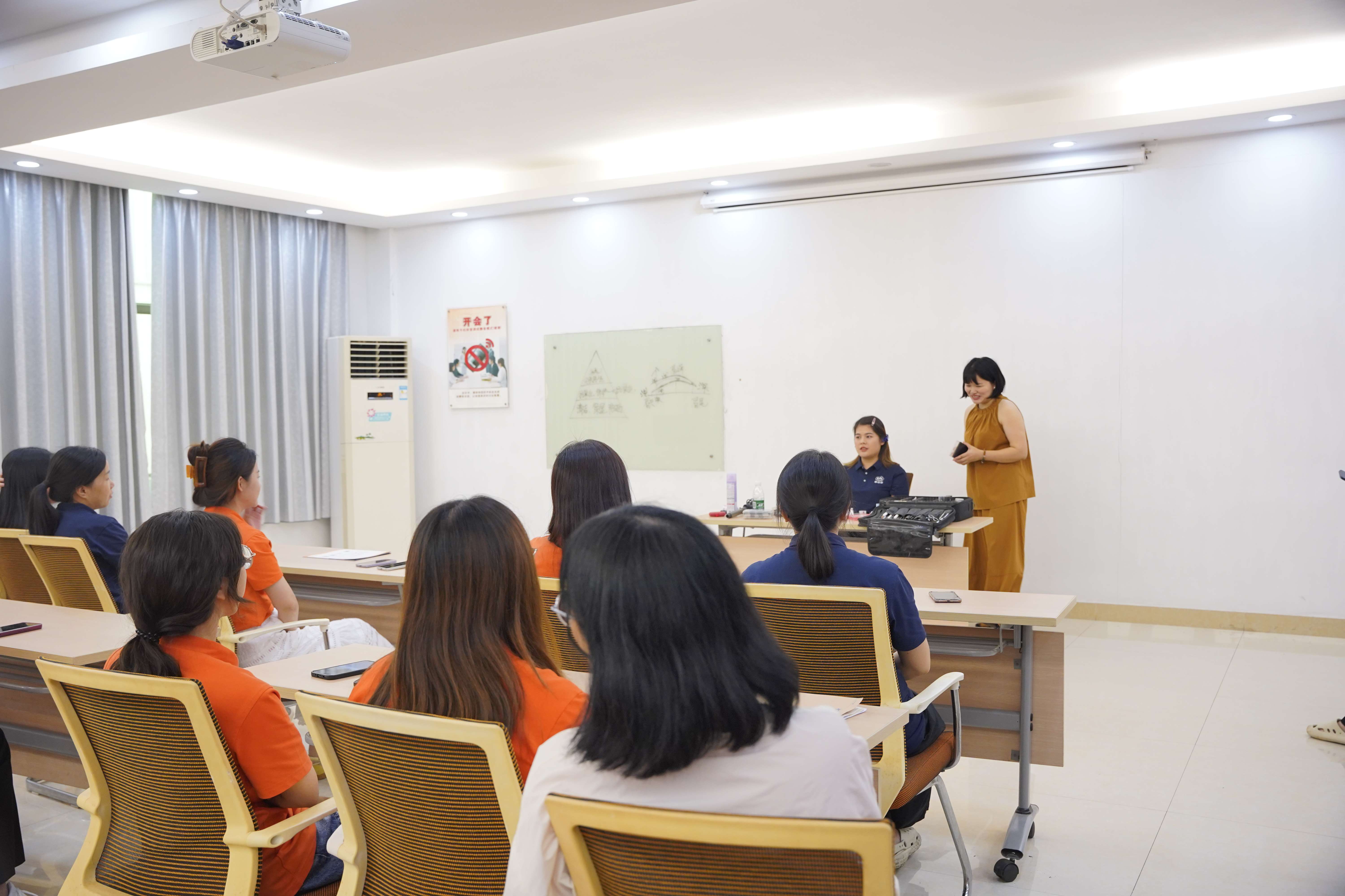 “妝”屬美麗 賦能職場(chǎng)！粵佳信公司通勤化妝培訓(xùn)活動(dòng)圓滿(mǎn)結(jié)束~